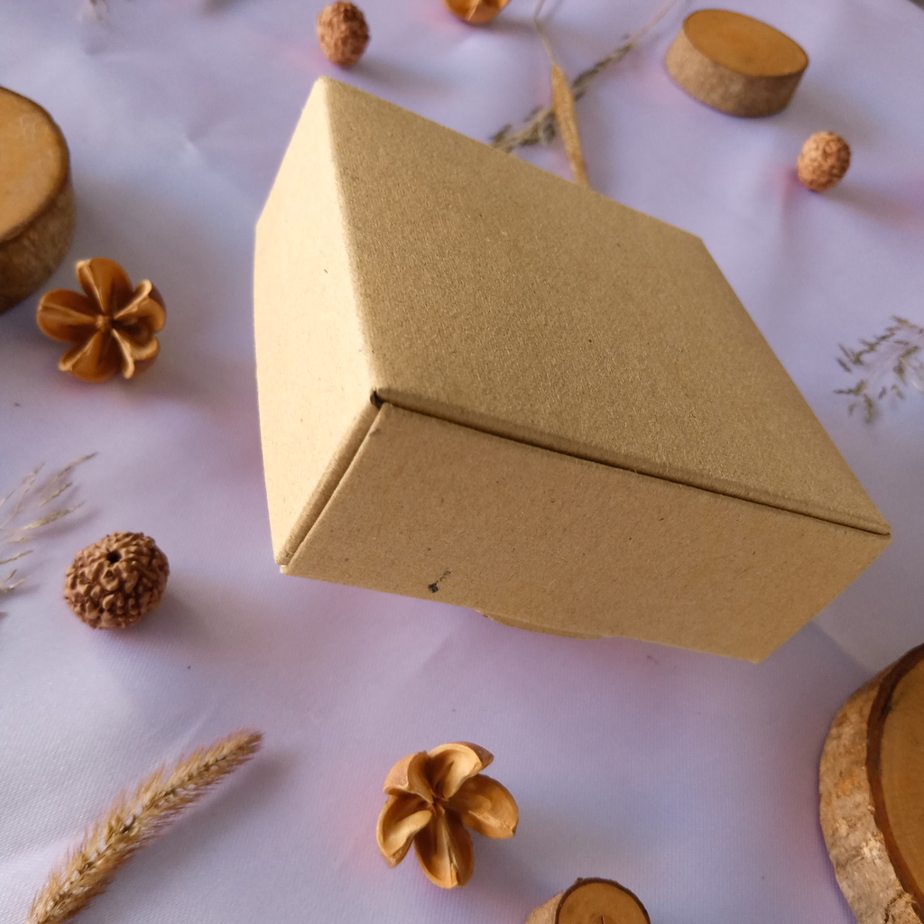 

KARDUS HAMPERS BOX KADO PERSEGI,BAHAN KERTAS SOFTBOARD UKURAN 8X8X3 CM