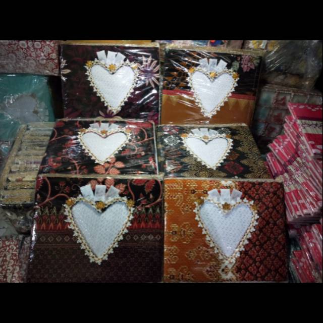 

ROW SOUVENIR ISI 2 BUKU TAMU BATIK LOVE RENDA UNIK MURAH