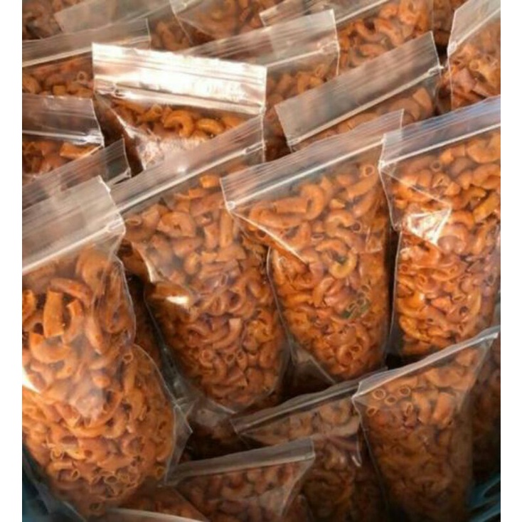 

cemilan makaroni pedas willy 100gr