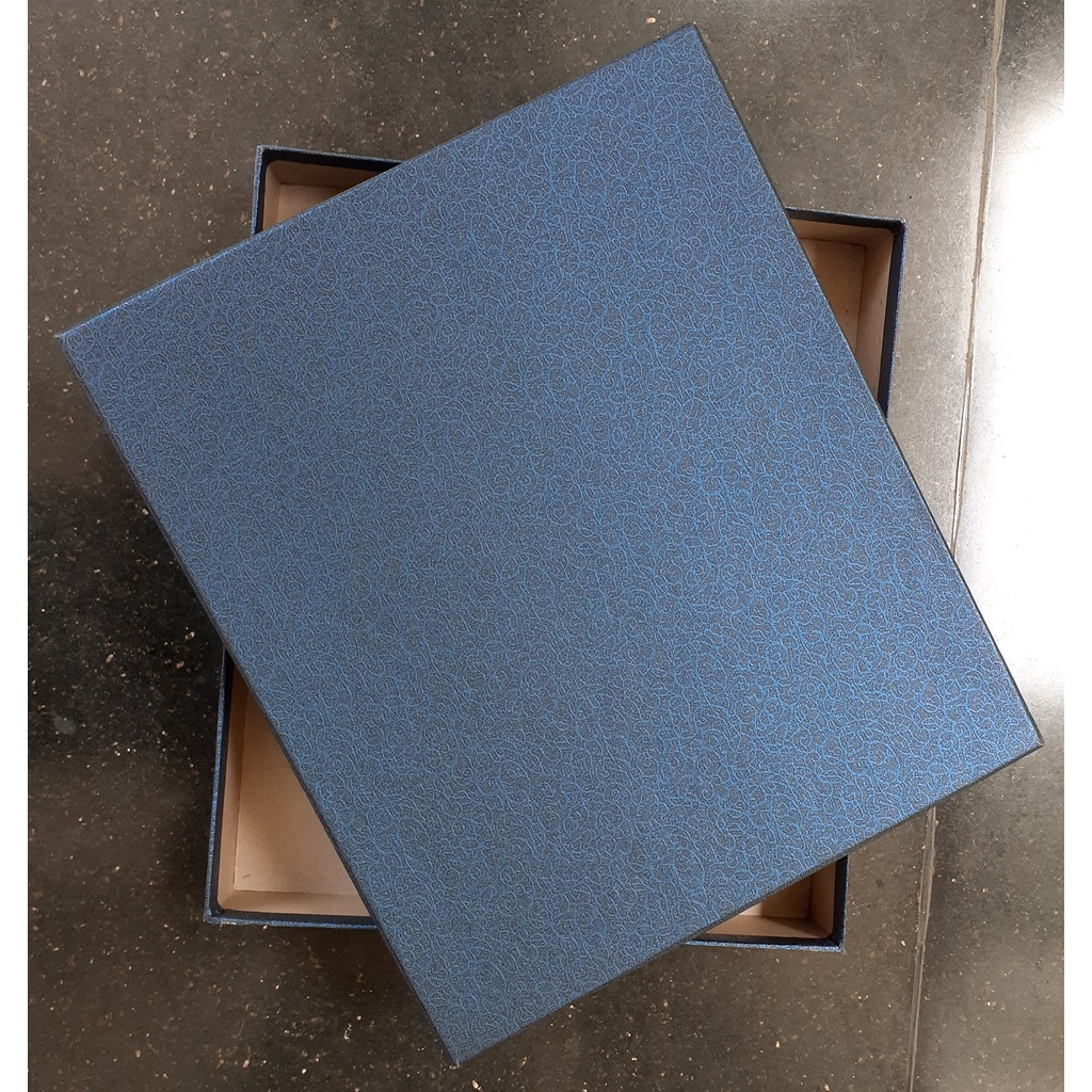 

Box hardboard lapis fancypaper ukuran 32.5x27.5xtinggi 5 cm dengan defect di bagian dalam