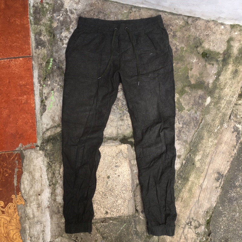 celana jogger Gu size 31-32 , pria/cowok-bekas/second original