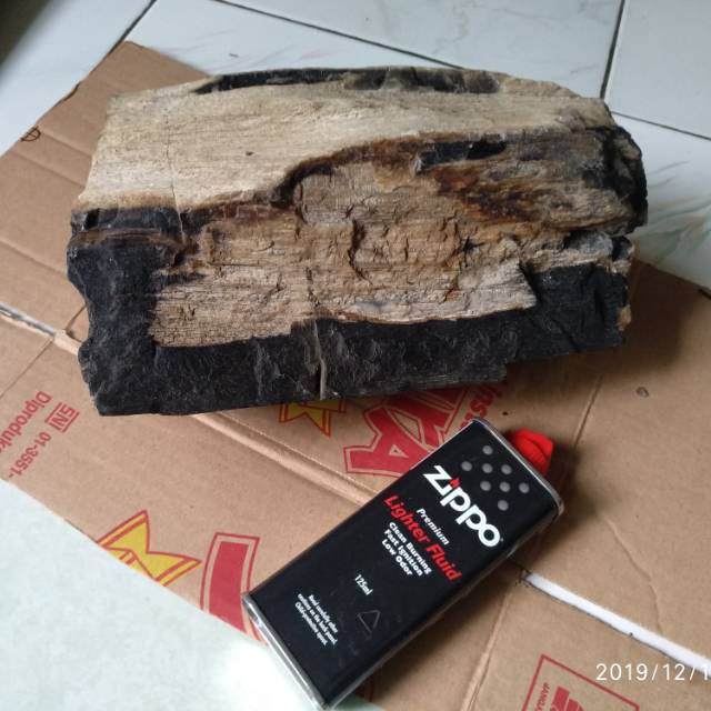 Bongkahan batu fosil kayu asli lebih dari 4 Kg