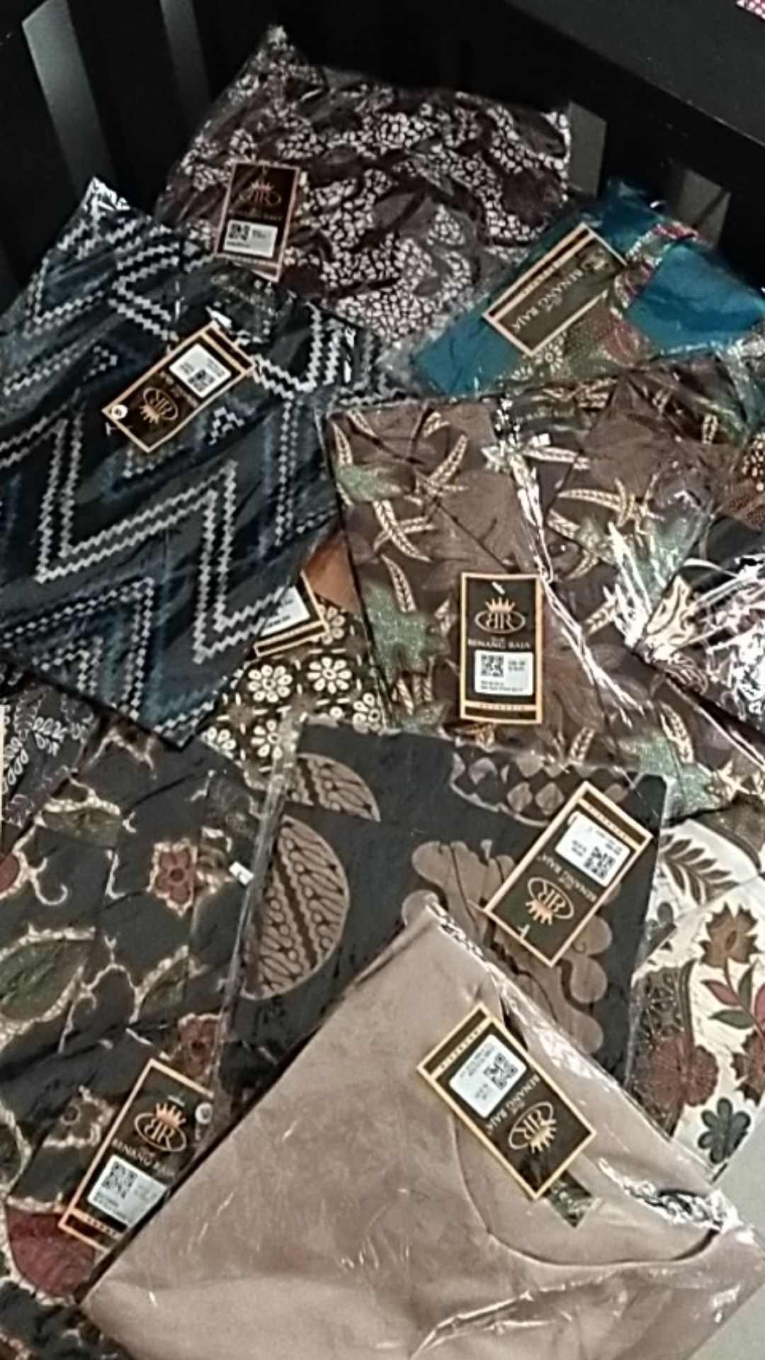 Benang Raja Hem Batik Pria Lengan Pendek Motif Teratai Kotak