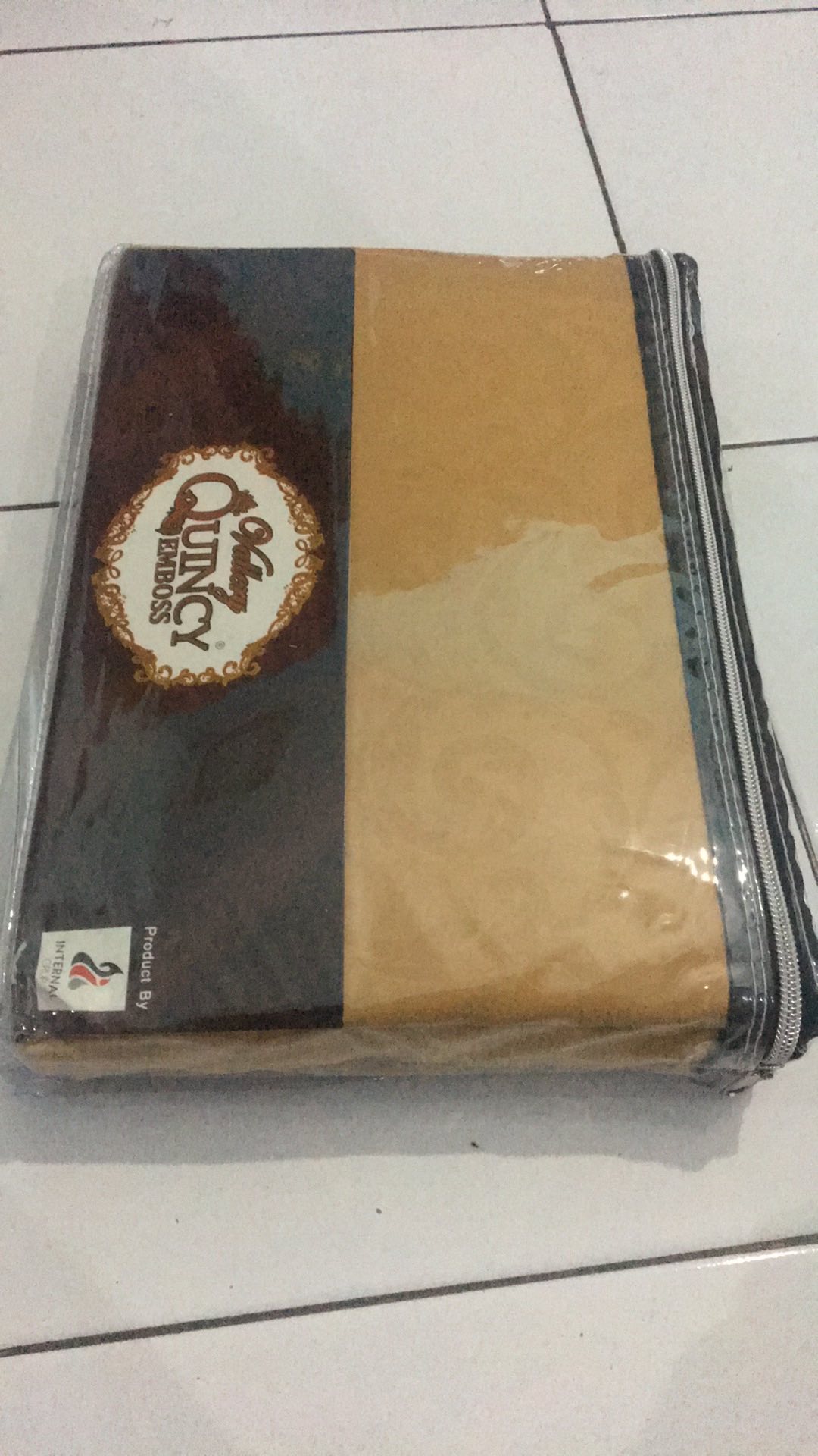 Sprei Vallery Quincy Polos Embos 180x200 Golden King Size