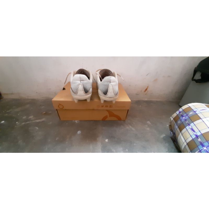 SEPATU BOLA SEKEN ORTUSEIGHT SOLARIS FG WHITE