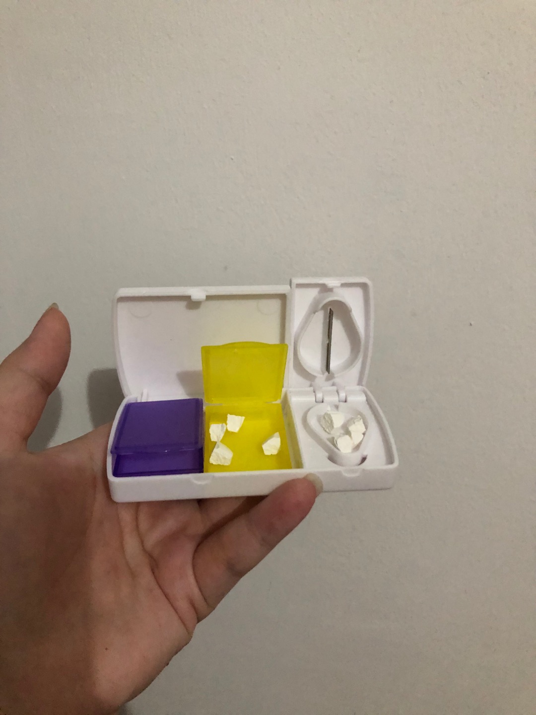 Kotak Tempat Obat Dengan Alat Potong Obat