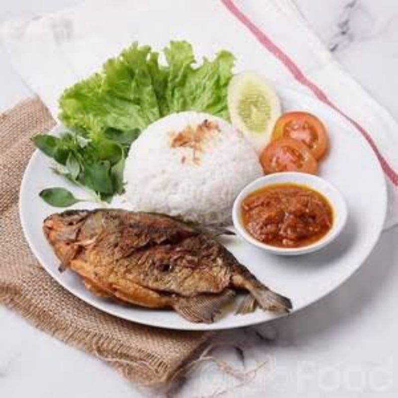 

Halal - Ikan Bawal Goreng + Nasi Uduk / Nasi Putih - Ready To Eat