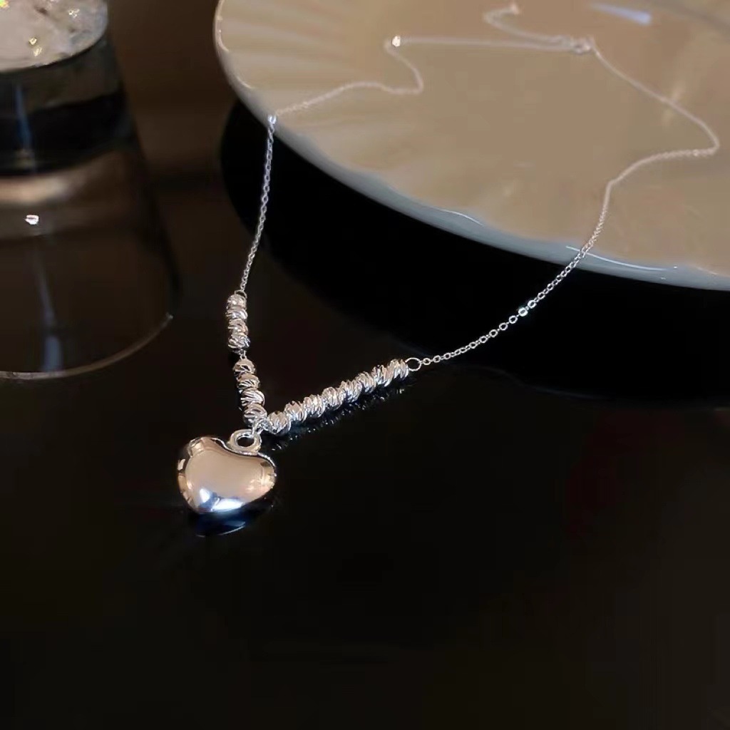 Kalung Rantai Klavikula Hias Manik-Manik Hati Bahan Logam Warna Silver Gaya Korea Untuk Wanita