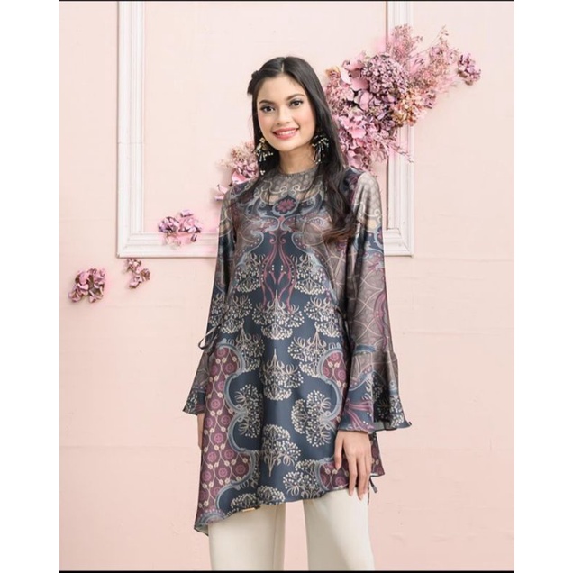 HAILEY TUNIK TAKABONERATE SERIES WEARING KLAMBY