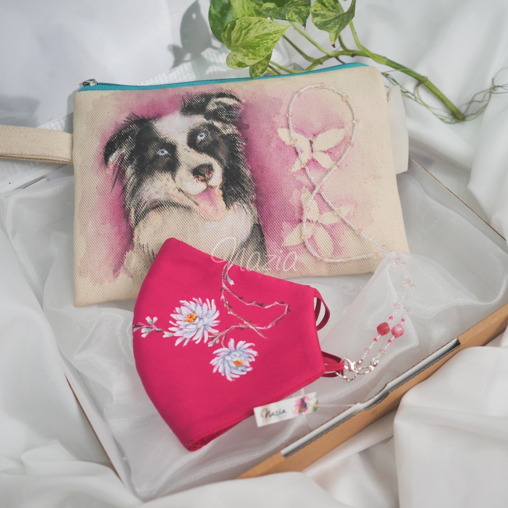 

Hampers Isi 3 (Pouch Lukis, Masker Lukis, Strap Masker) Sherlock The Handsome Dog