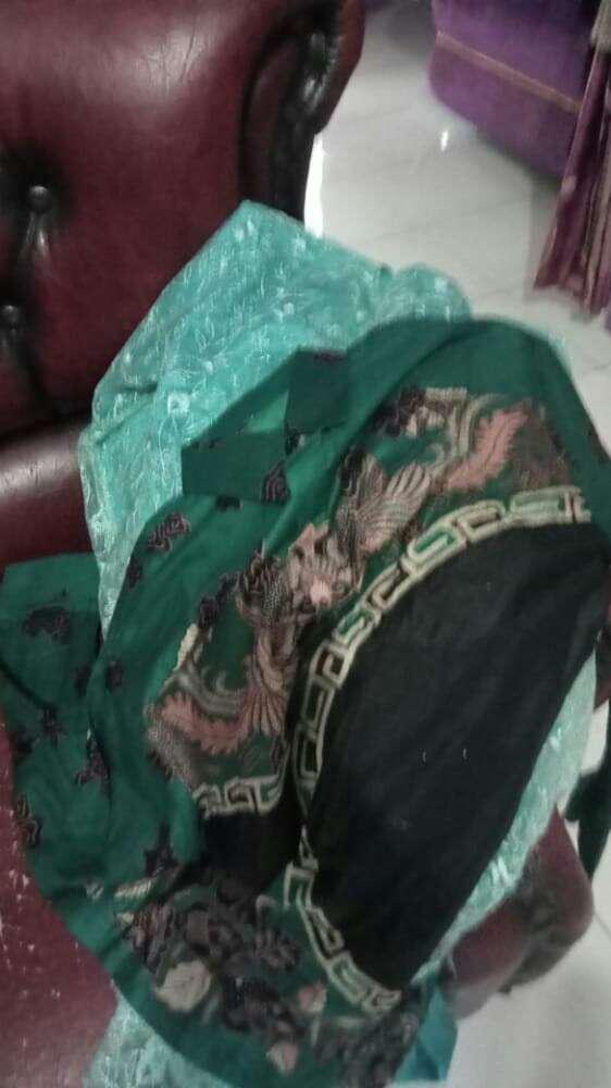 Batik Couple Kebaya Tunangan Set Pinguin Filya Merah Dan Hijau Modern Terbaru