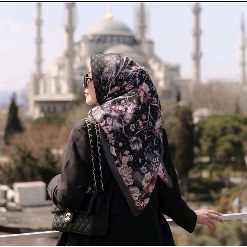 Sekar Black nirwana scarf vanilla hijab