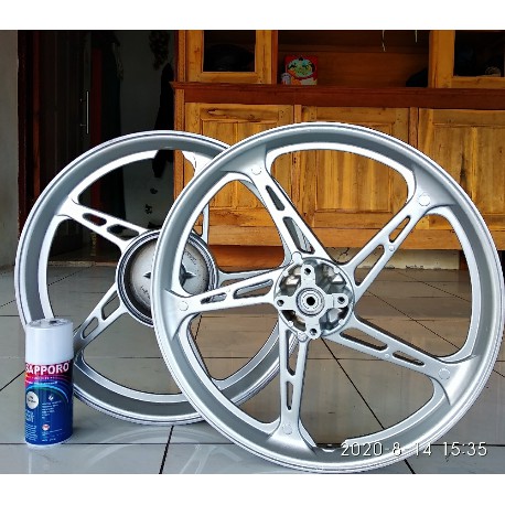 SAPPORO 7590 FINE SILVER 300ml.CAT SEMPROT WARNA SILVER UNTUK BODY,VELG MOTOR/MOBIL,HOT WHEEL