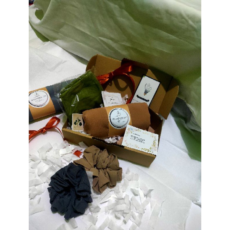 

Hampers Hijab - Paket Unik