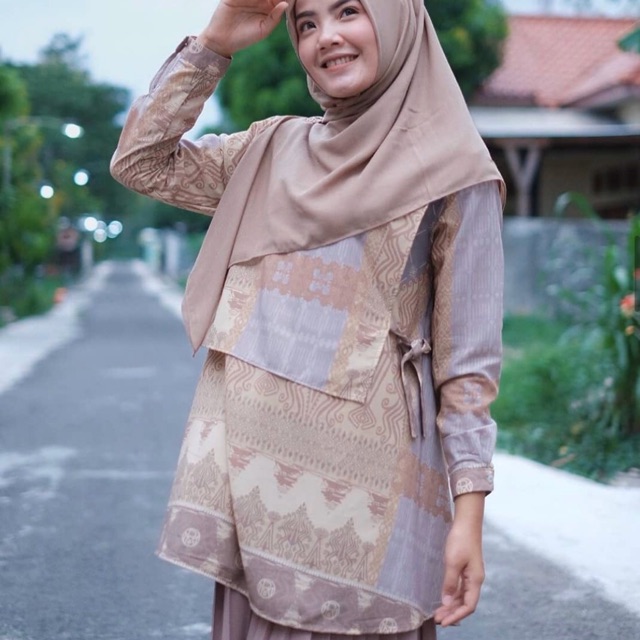 Preloved Lamaru top ria miranda size L