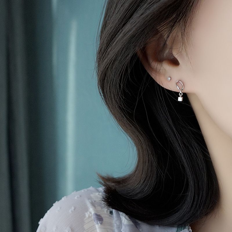 Anting Desain Gelombang Persegi Kecil Warna Silver Gaya Korea Untuk Wanita