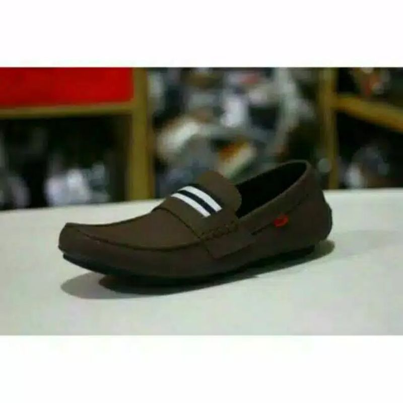 sepatu slip on pria