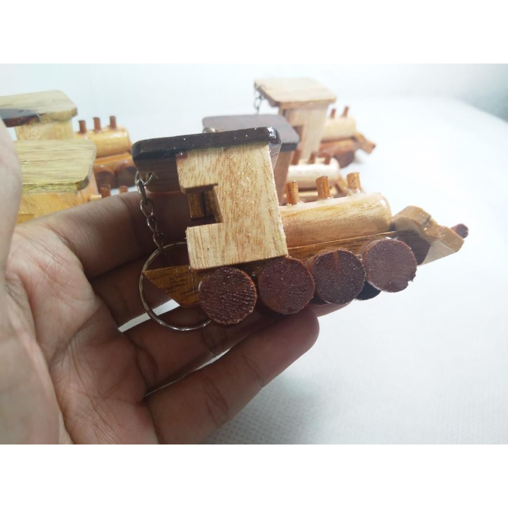 RIENS COLLECTIONS. GANTUNGAN KUNCI. SOUVENIR UNIK. OLEH OLEH JOGJA. MINIATUR LOKOMOTIF