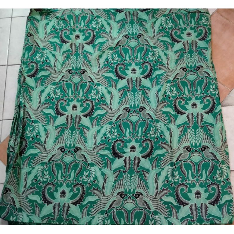 KAIN SOLO BATIK  MOTIF Merak Kembar Dasar abu