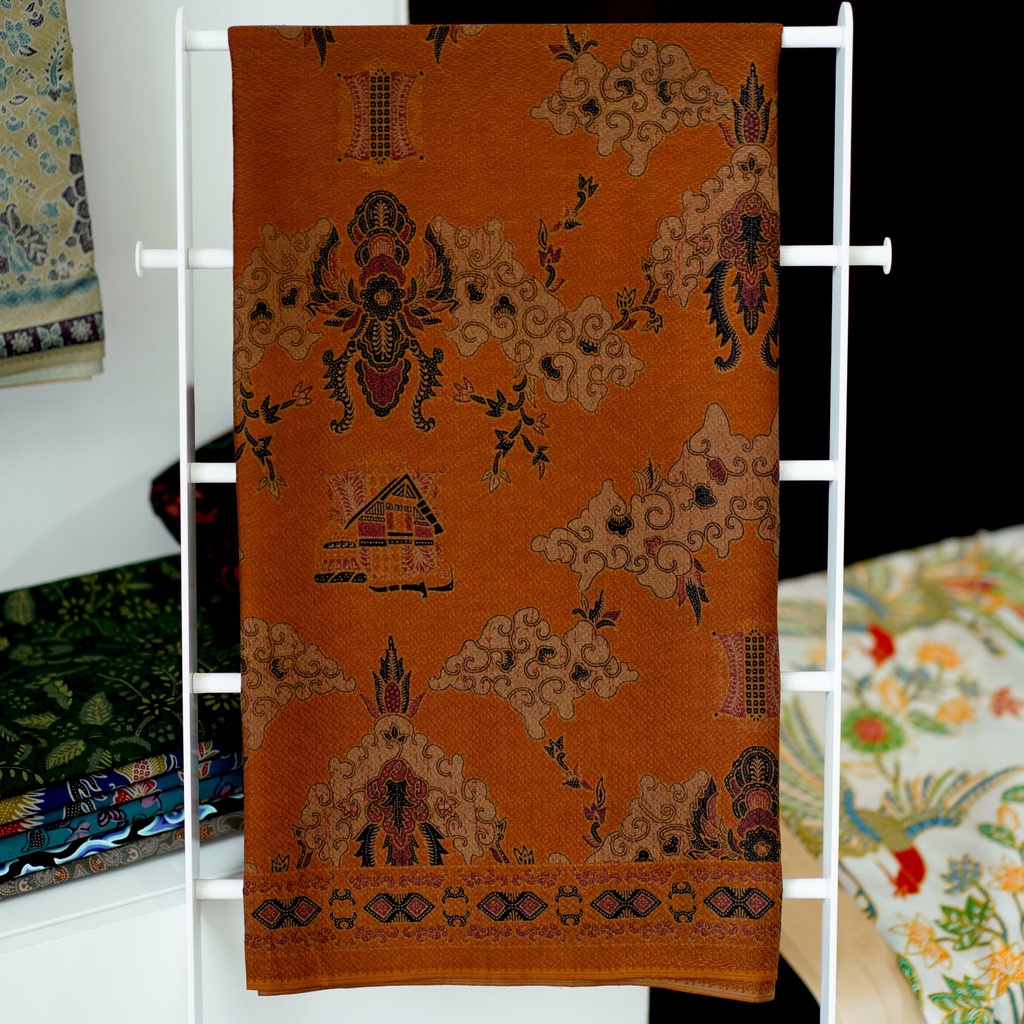 BAHAN BATIK PREMIUM Dobby Motif Rumah Adat Warna Orange Oranye Oren Dolbi Dobi Doby 725383 Cap 72 Jarik Jarit Samping Kebat Panjang Batik Dobby Modern Premium Bahan Seragam Batik Pernikahan Kantor Keluarga Murah Kamen Jadi Batik Bali Lembaran