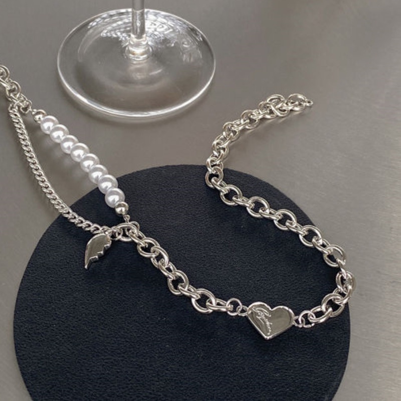 Kalung Rantai Klavikula Desain Hati Ganda Aksen Mutiara Warna Silver Untuk Aksesoris