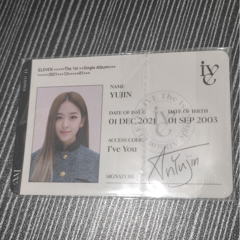 ID CARD YUJIN IVE (booked)