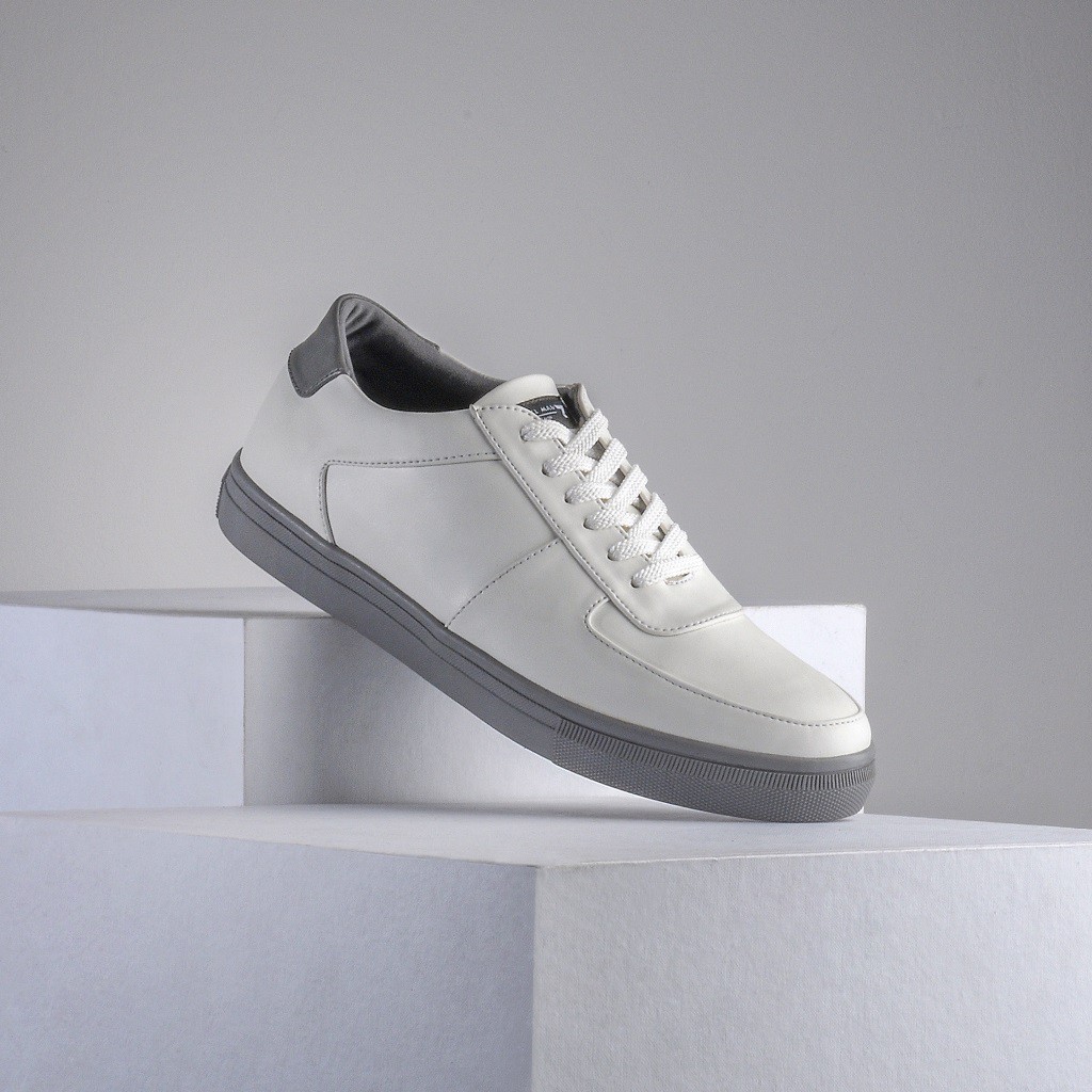 FAMO WHITE GREY ORIGINAL x REYL MAN Sepatu Sneakers Putih Abu Abu Pria Kets Tali Casual Jalan Santai Hangout Main Nongkrong Kondangan Sekolah Kuliah Distro Fashion Sport Shoes Semi Kulit Premium Skate Footwear Big Size Jumbo Ukuran Besar 44 Keren Terbaru