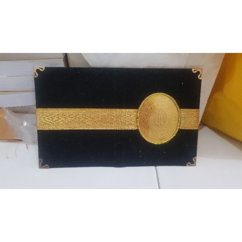 

HARDCOVER YANIN DAN MAJMU SYARIF BAHAN BLUDRU PITA EMAS BORDIR