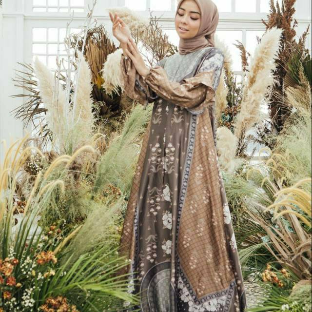 RAFFLESIA DRESS Coco Truffle WEARING KLAMBY