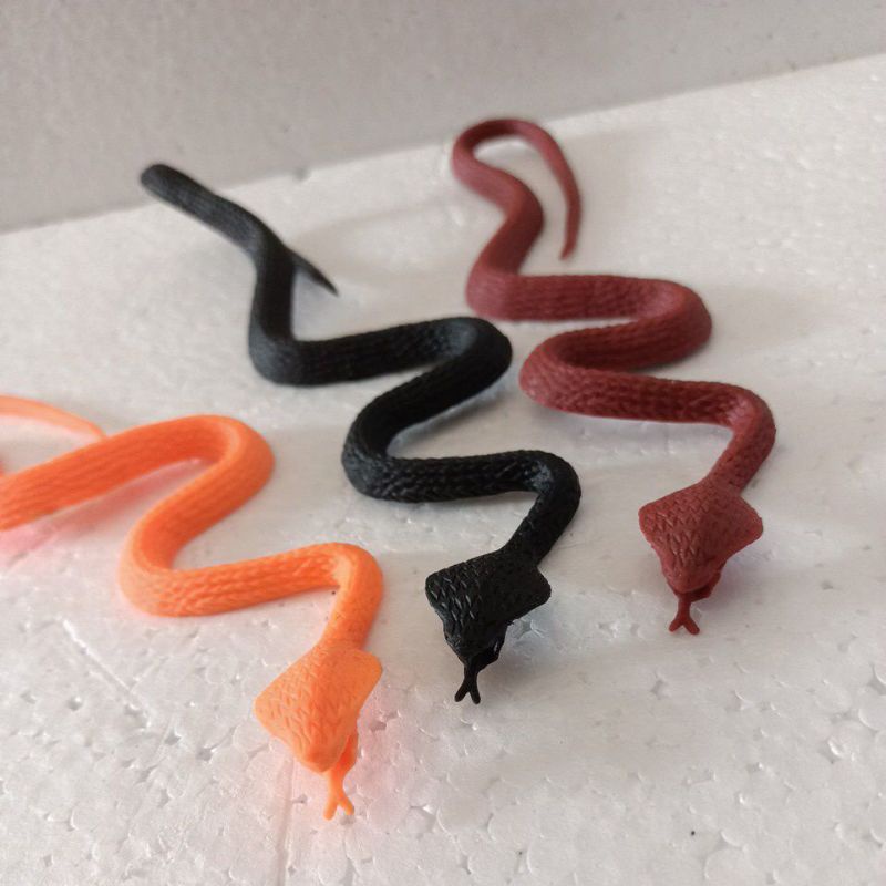 Mainan ular cobra karet