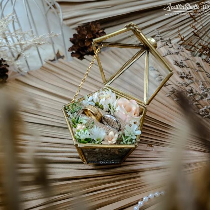 

AKSESORIS PERNIKAHAN RINGBOX | GLASSBOX PENTAGON PERLENGKAPAN PESTA CRAFT