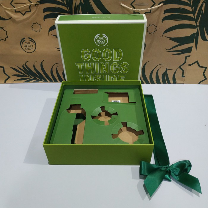 

The Body Shop Exclusive Box OLIVE COLLECTION Green GOOD THINGS INSIDE