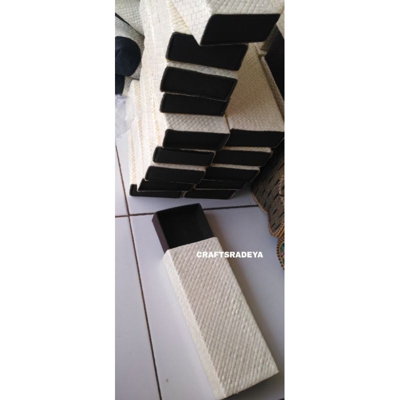 

KOTAK PENSIL SOROG ANYAMAN PANDAN