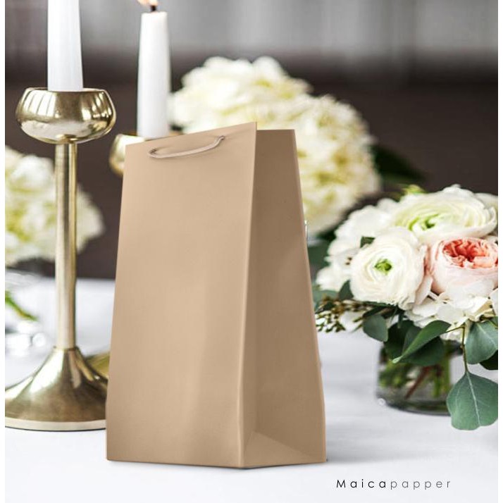 

Paperbag Polos Tali Multipurpose Paperbag Ukuran 11Cm x 5Cm x 19Cm Maicapaper