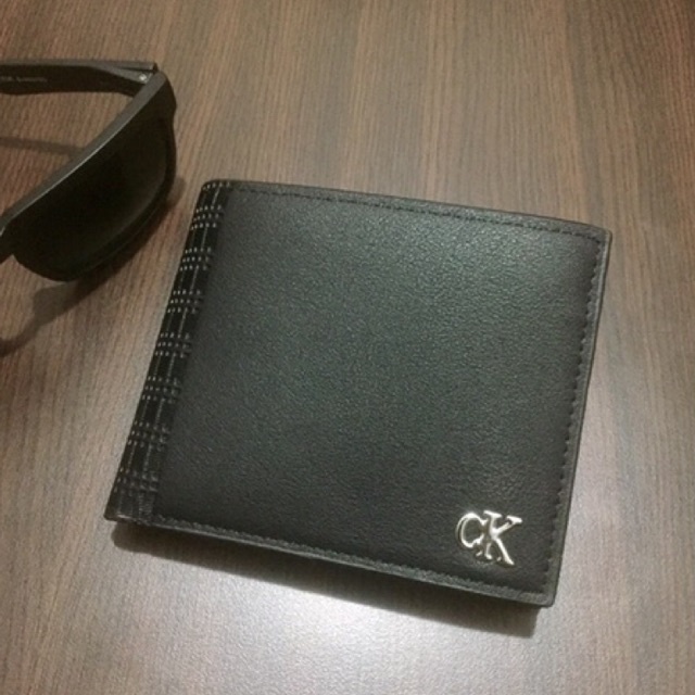 dompet keren dan elegant bahan kulit sintetis terbaik dari luar negeri model lipat dua tidur logo besi anti karat gratis kotak dompet #dompet #dompetkeren #dompetlipat #dompetcowok #dompetpria