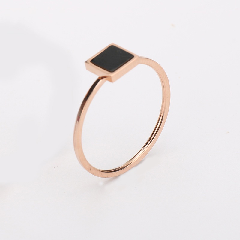 COD❤️Cincin Titanium Wanita Anti Karat Dan Anti Luntur Fashion Kotak Hitam Pola Mawar Emas Stainless Hitam Unisex  Aksesoris- cl