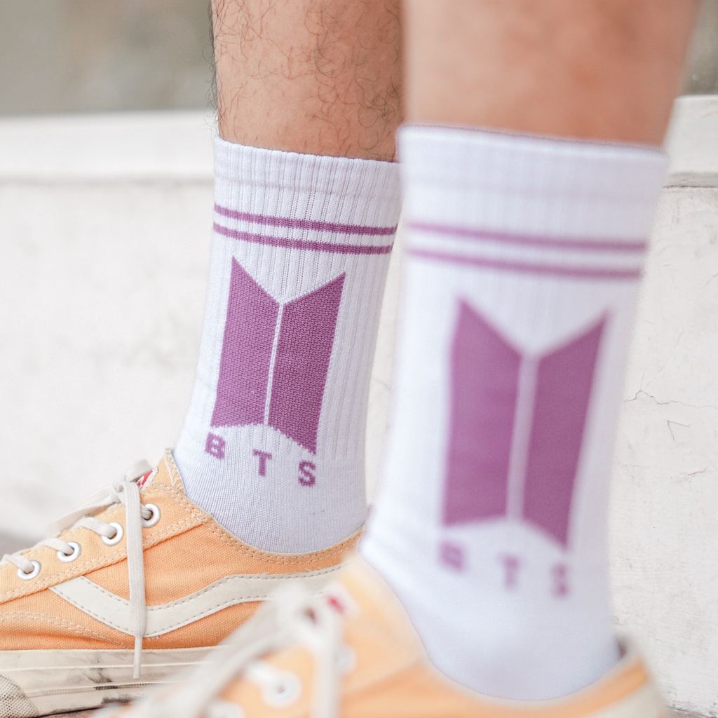 KAOS KAKI BTS (SHUTTERSOCKS)