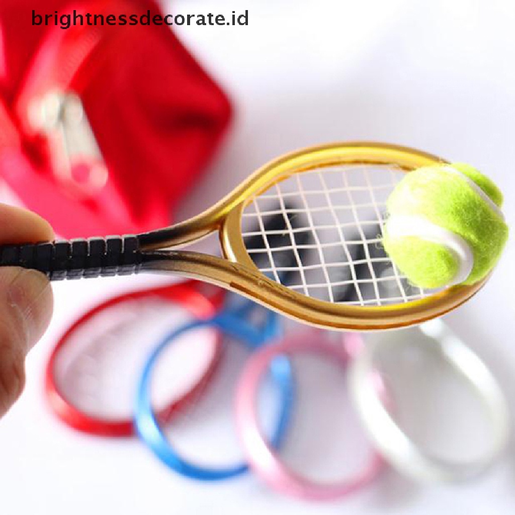 (Birth) 2pcs Miniatur Raket Tenis + Bola Skala 1: 6 1: 12 Untuk Aksesoris Rumah Boneka