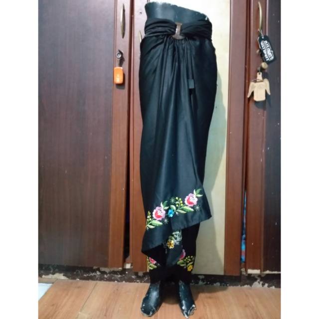 Rok serut hitam bordir