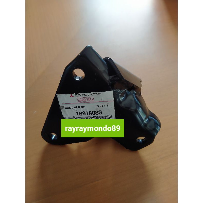 bracket engine mounting all new pajero RH 1091A080