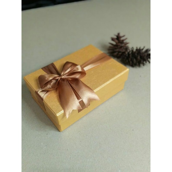 

kotak kado 15x10x5 cm berpita