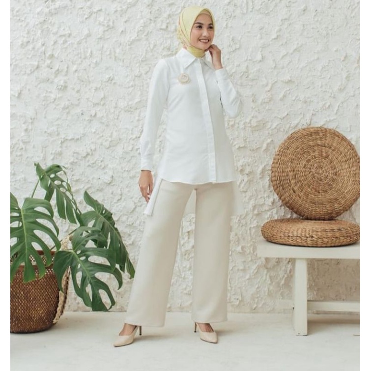 New Nicole Blouse Wearing Klamby color Vanilla