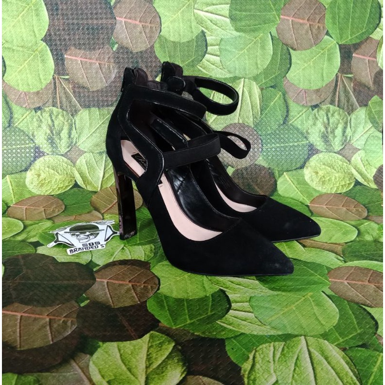 Sepatu High Heels Charles & keith hitam