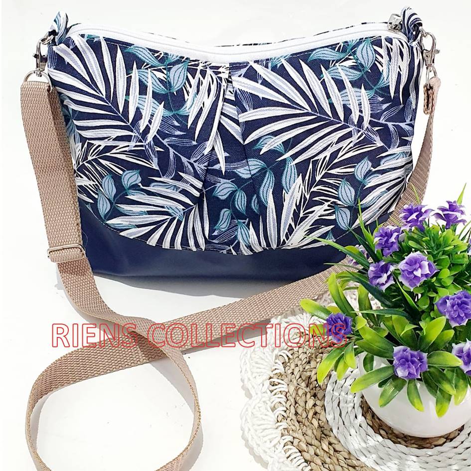 TAS SELEMPANG LIPIT MOTIF PALM BIRU. TAS KANVAS. TAS VINIL. Riens Collections