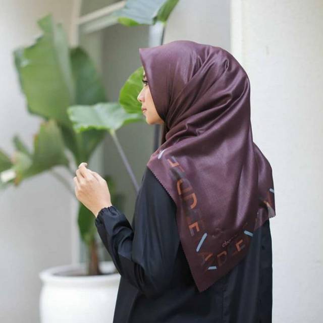 Hijab Segi Empat Voal Ultra Fine Terbaru Deenay Diara Brown