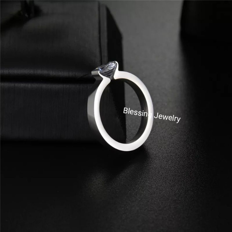 Cincin Permata Putih Emas Dan Silver Titanium Wanita