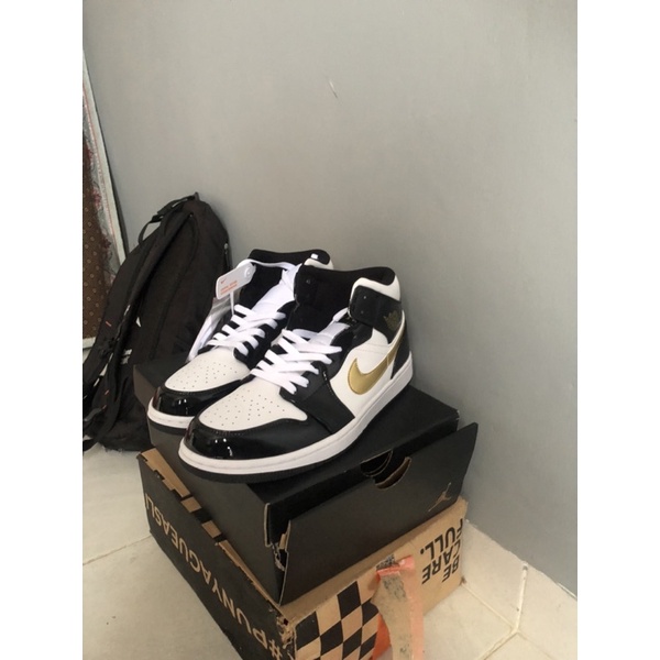 Air Jordan 1 Mid Patent Black White Gold
