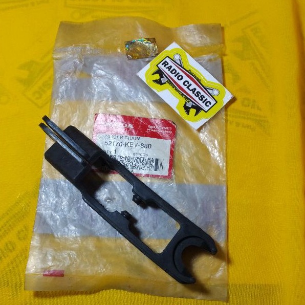 KARET PELINDUNG RANTAI DI ARM HONDA SUPRA X 100 ORI AHM 52170KEV880