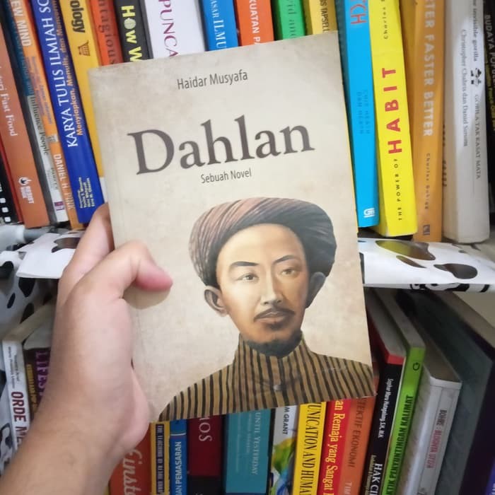 Dahlan: sebuah novel - Haidar Musyafa