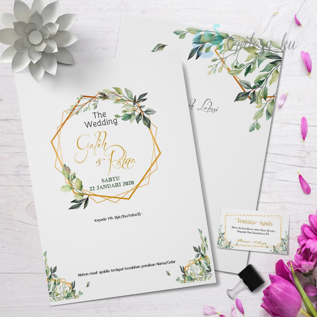 Kartu undangan pernikahan motif daun bunga hijau gold